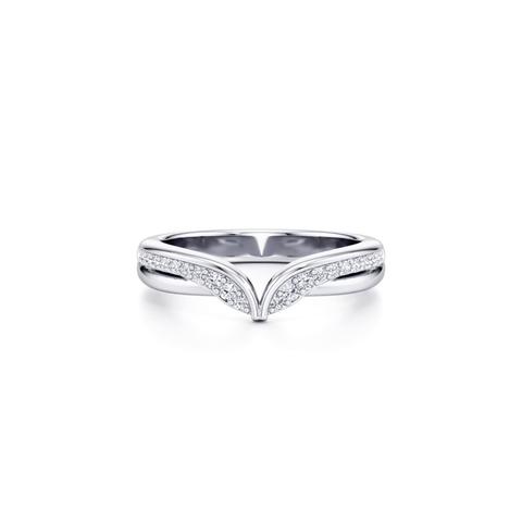 360 degree view of Ravello Sculpted Lab Diamond Pavé Chevron Band